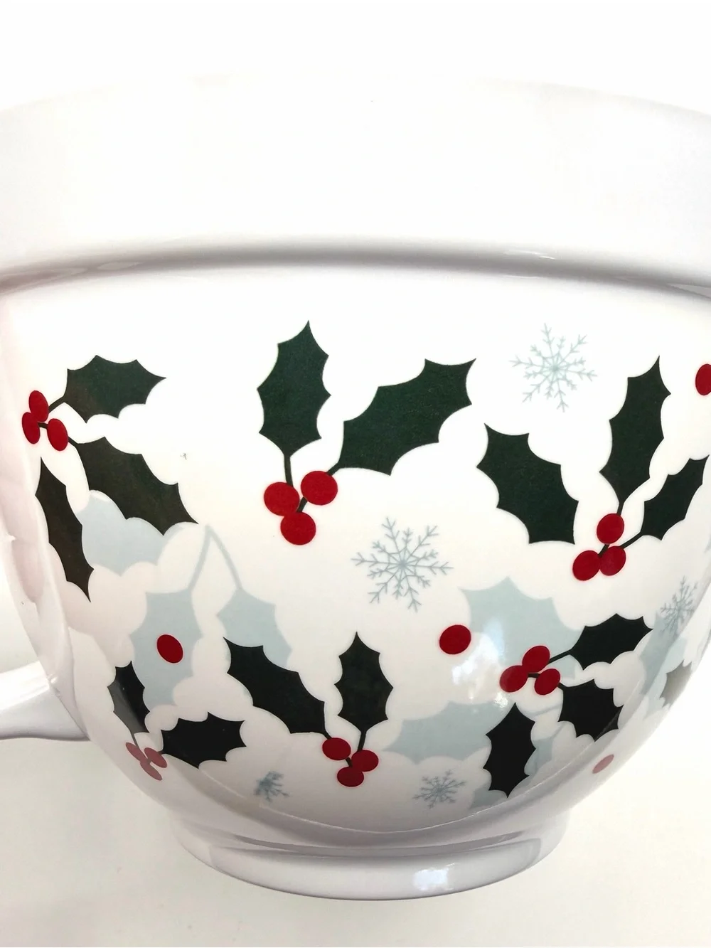 Stonewall Kitchen Mixing / Batter Bowl with Handle - Melamine Christmas Holly